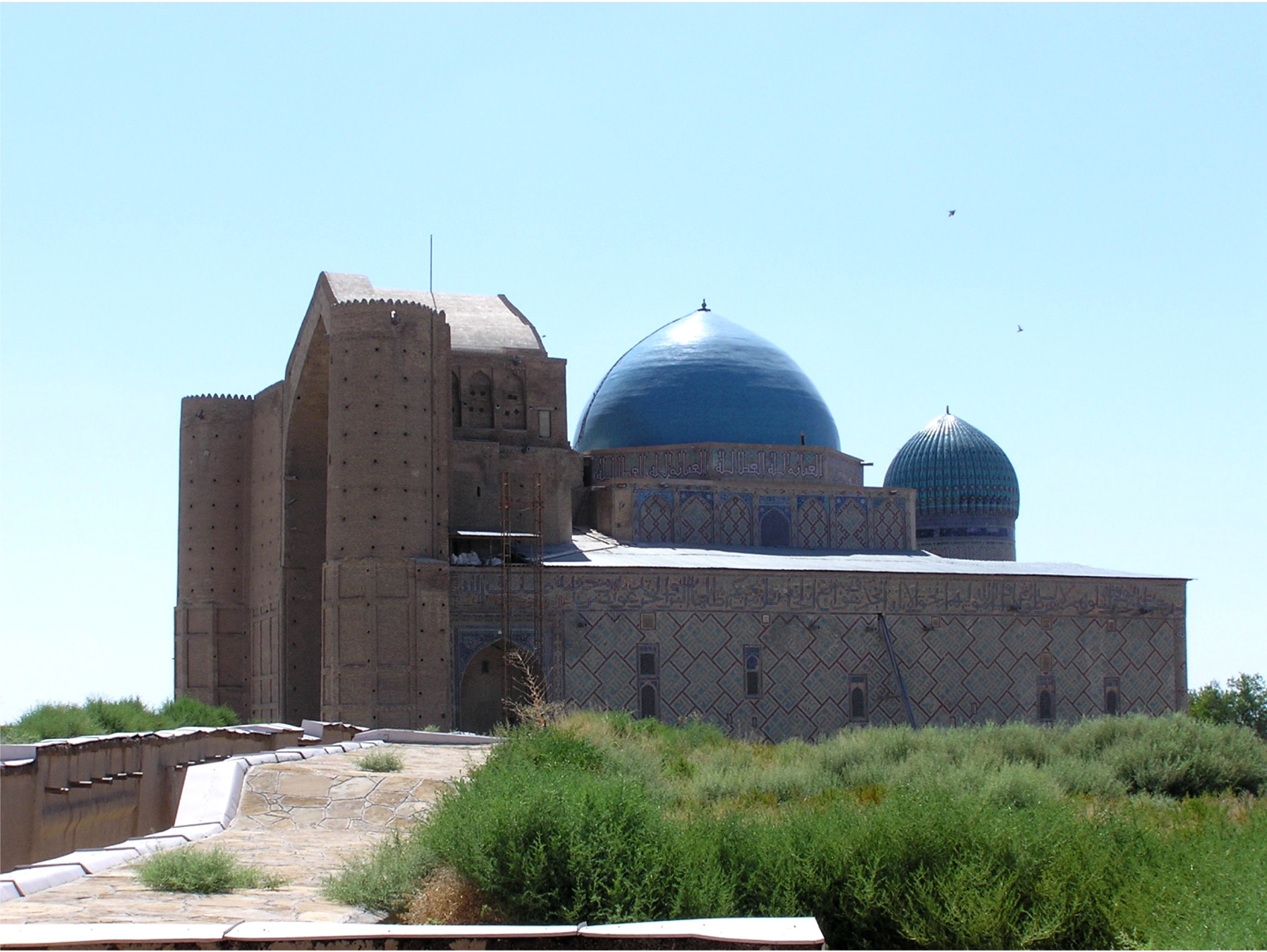 <ul><li><p>Similar to Seljuk architecture is the use of muqarnas in the vaulting</p><ul><li><p>The most elaborate ones are over the shaykh’s tomb and in the mosque – but also in the central space here</p></li><li><p>They had never been used on such a monumental scale in the past</p></li></ul></li></ul><p></p>