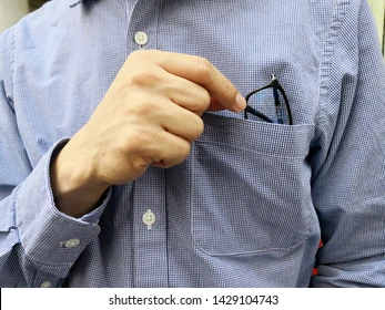 <p><strong>Pocket</strong></p><hr><p>He took his glasses off and put them in his <strong>pocket</strong>.</p>