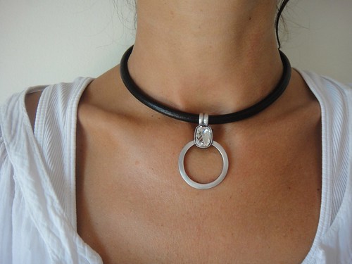 <p>necklace / collar</p>