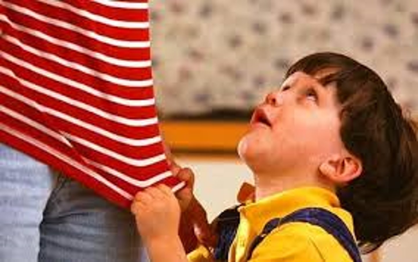 <p>благати когось зробити щось</p>