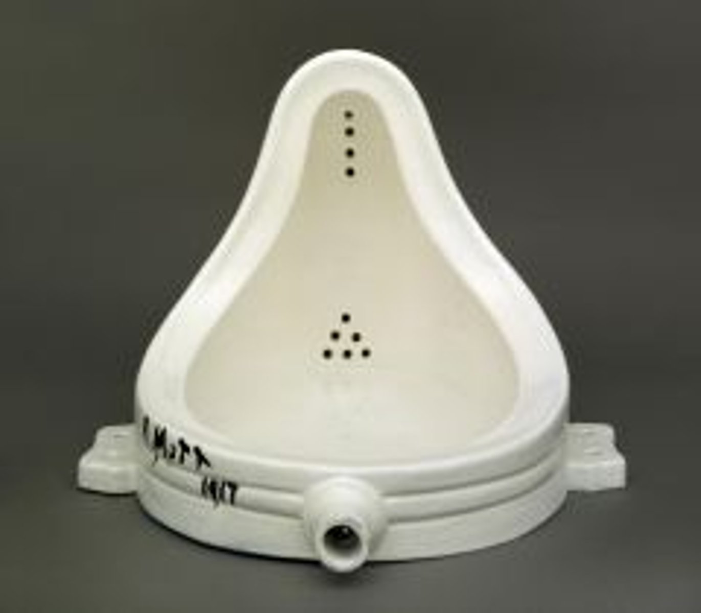 <p>Dadaïsten vonden dat er geen normen in de kunst moesten bestaan. Reactie tegen de oorlog en logica. Kunst mocht absurd, zinloos en provocerend zijn. Dadaïsten wilden laten zien dat de wereld gek en chaotisch was. Zo gebruikten ze bijvoorbeeld objecten uit het dagelijkse leven.</p>