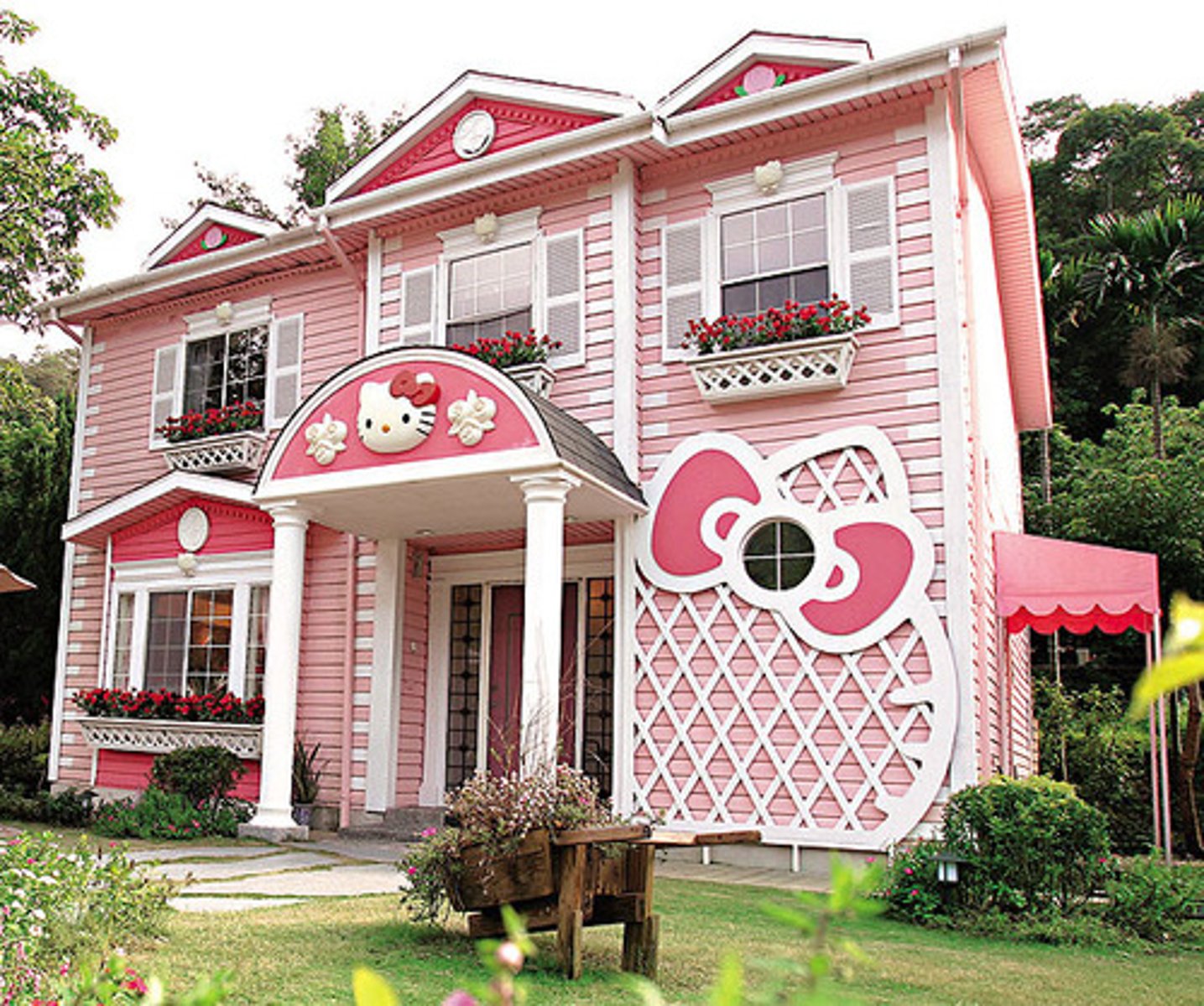 <p>n phr a perfect home = dream home, perfect house &gt;&lt; undesirable home ngôi nhà lý tưởng They finally found their ideal home by the lake. /aɪˈdiːəl hoʊm/</p>