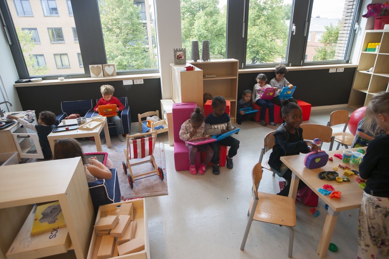 <p><span style="color: #0710fc">Los CRA en España comenzaron a desarrollarse a finales del siglo XX, enfocándose en proporcionar acceso a recursos educativos diversificados y fomentar la colaboración entre estudiantes y docentes. Estos centros han evolucionado para integrar tecnologías y promover metodologías innovadoras en el ámbito educativo. </span></p><p><span style="color: #0710fc">Uno de las metas del Sistema español es alcanzar el desarrollo integral del estudiante, mediante la adquisición de destrezas y habilidades. Además, los CRA han facilitado la inclusión y equidad en la educación, adaptándose a las diversas necesidades de los estudiantes en diferentes contextos. </span></p>