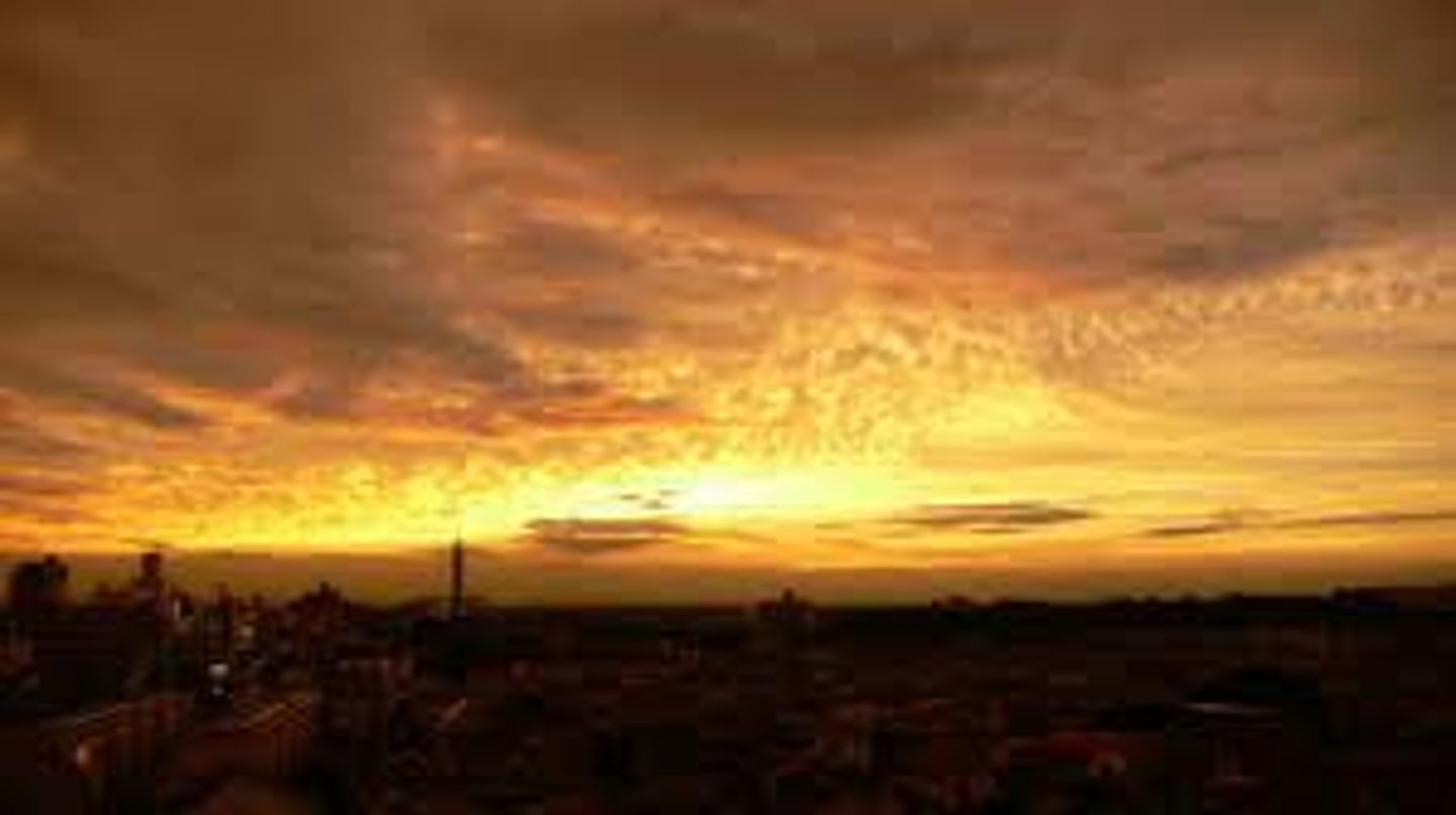 <p>akşamüstü</p><p>夕方散歩します。</p><p>Yūgata sanpo shimasu.</p><p>Akşamüstü yürüyüş yaparım.</p><p>夕方暗くなります。</p><p>Yūgata kuraku narimasu.</p><p>Akşamüstü hava kararır.</p>