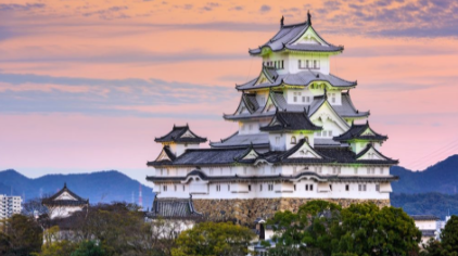<p><span><strong>&nbsp;</strong><em>(also know as </em><strong><em>White Heron Castle</em></strong><em>) - Hyogo Prefecture. The largest castle in Japan, with over 80 original buildings with numerous walkways and courtyards connecting them. A UNESCO world Heritage Site.</em></span></p><ul><li><p style="text-align: justify"><span>Completed in 1609, it is a classic example of Japanese castle architecture. The complex multi-layered</span></p></li></ul><p></p>