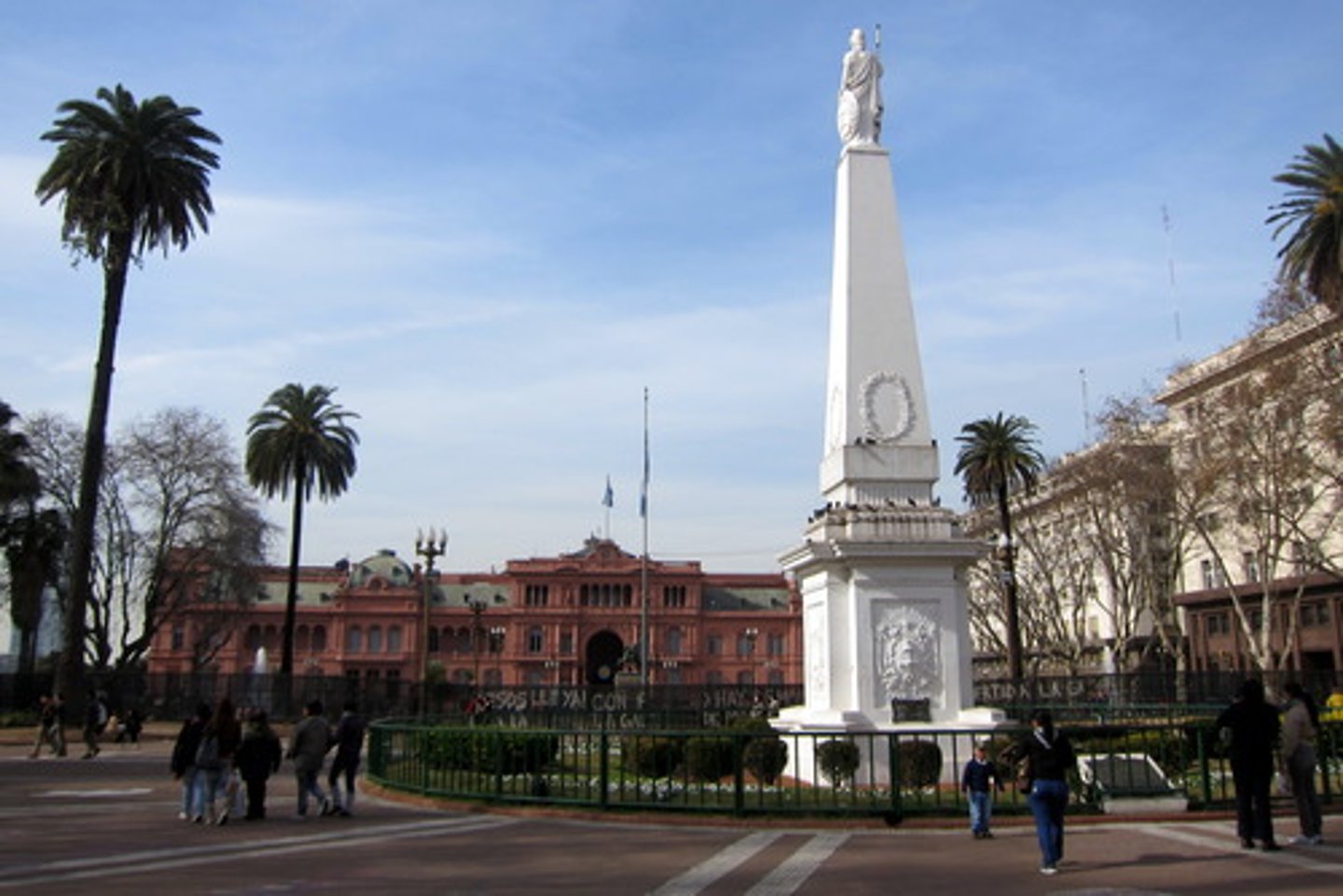 <p>Es la plaza más importante de la ciudad donde tienen celebraciones grandes además de protestas políticas. Cuando estás en la plaza puedes ver la Casa Rosada (el palacio del presidente).</p>
