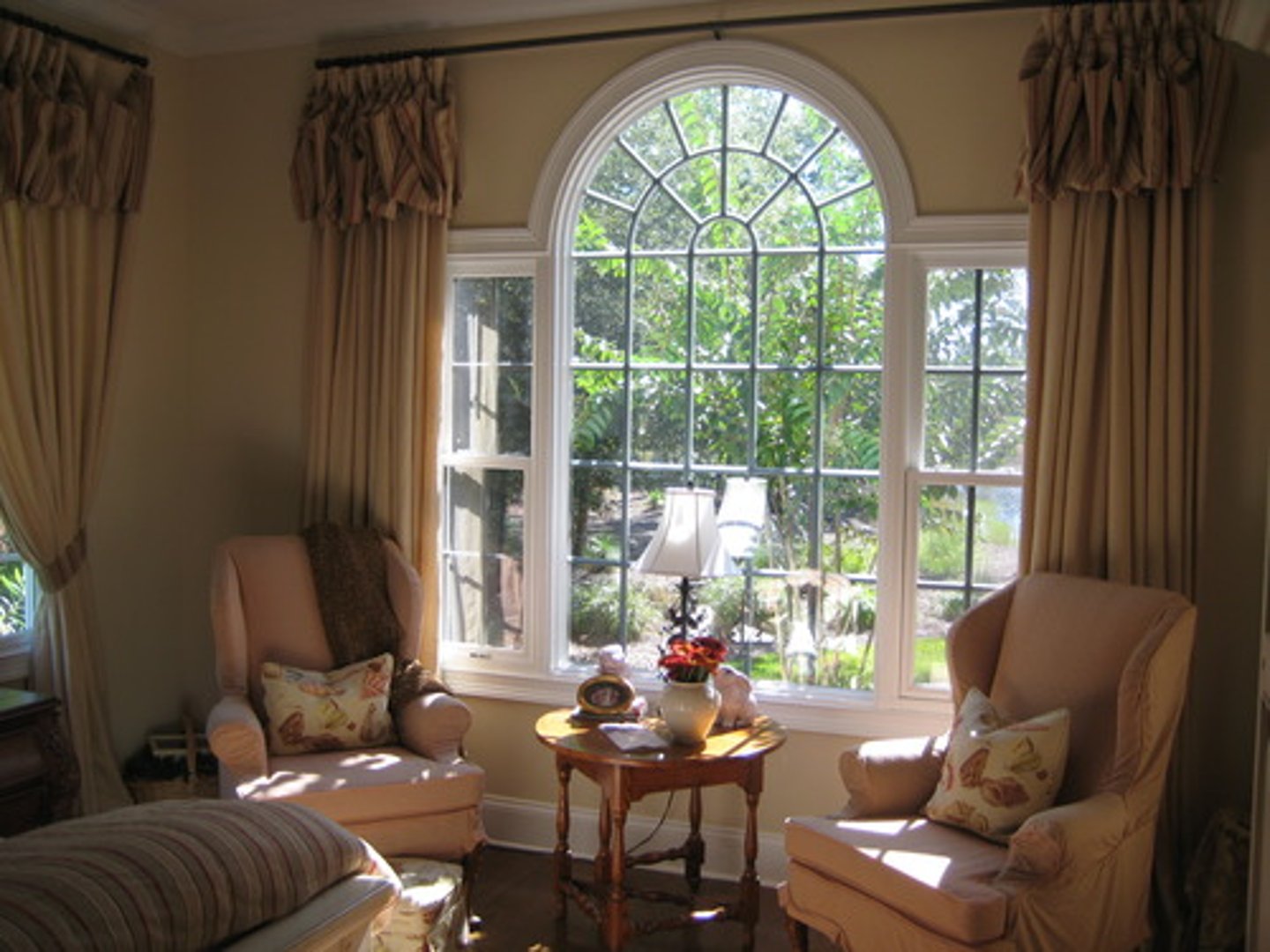 <p>a combination of an arched center window and rectangular windows on each side</p>