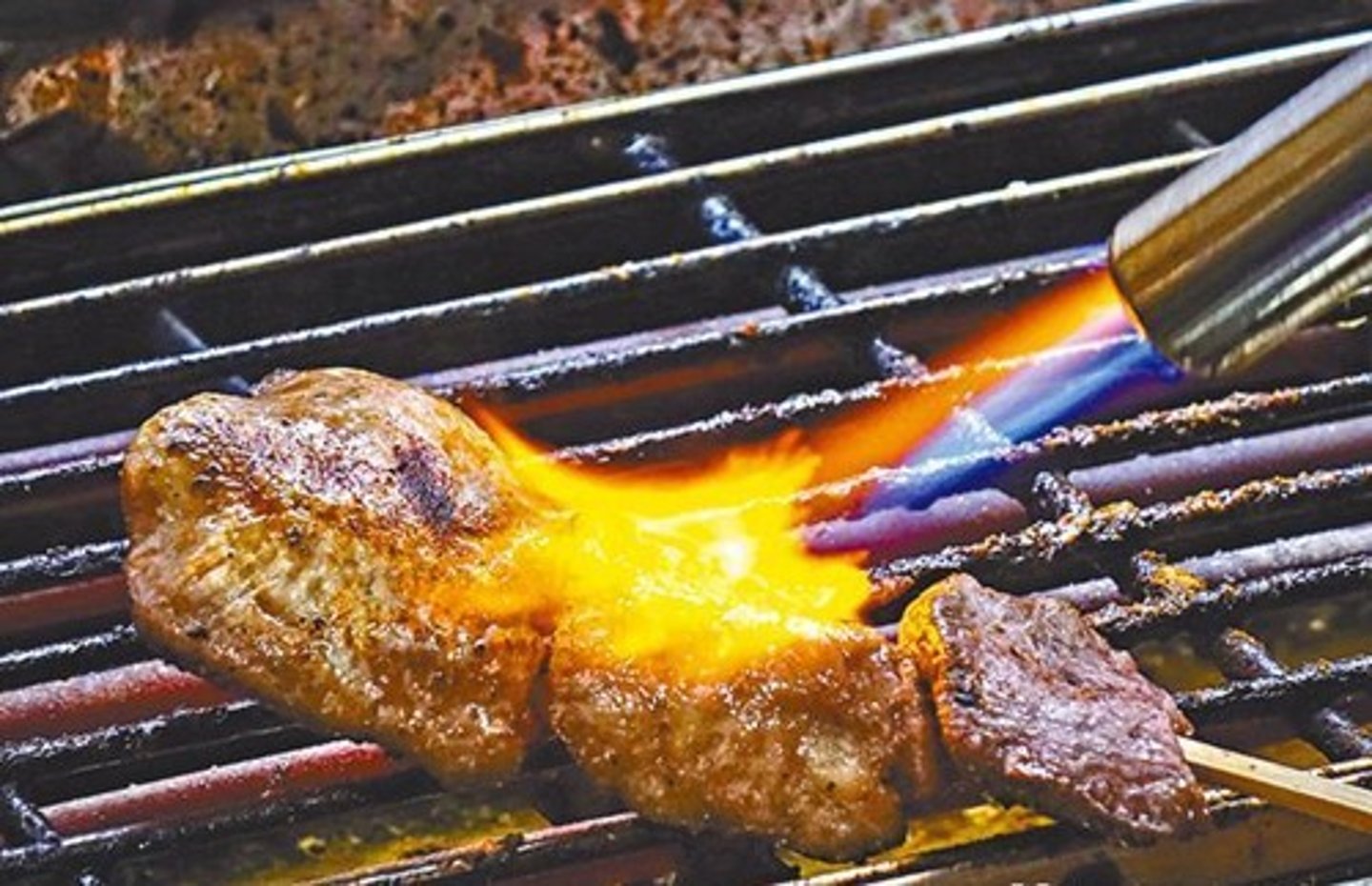 <p>(shāo) to burn; to braise; to BBQ</p>