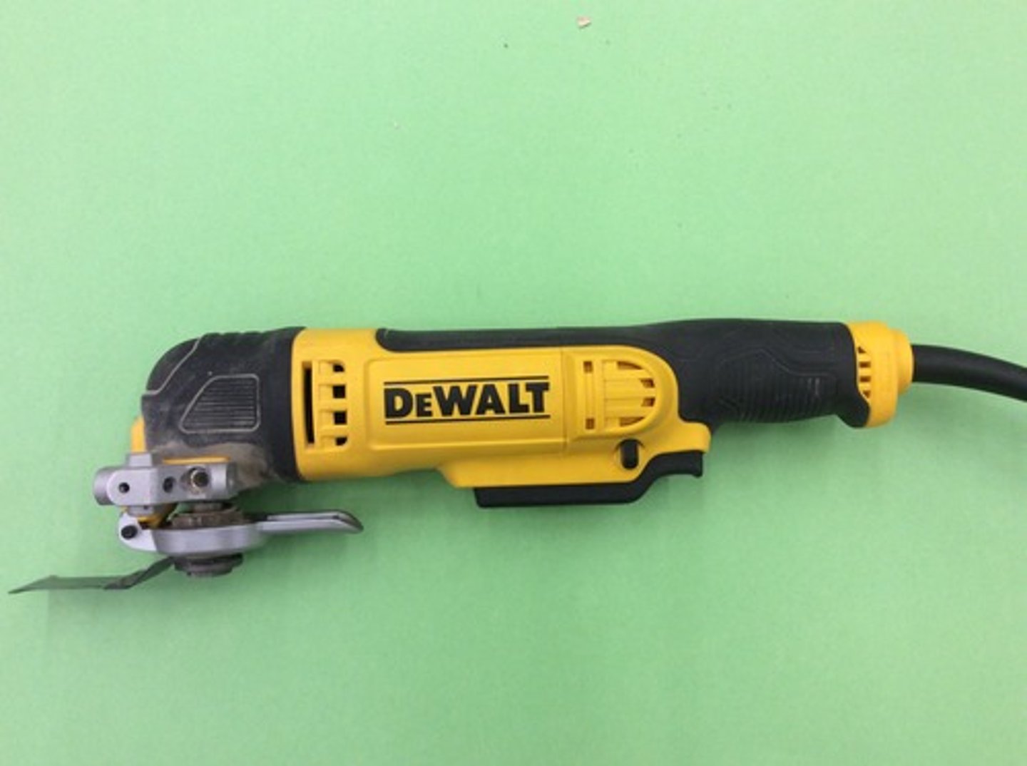 <p>Tool head oscillates, or moves back and forth rapidly.</p><p>Useful for cutting soft materials in tight locations.</p>