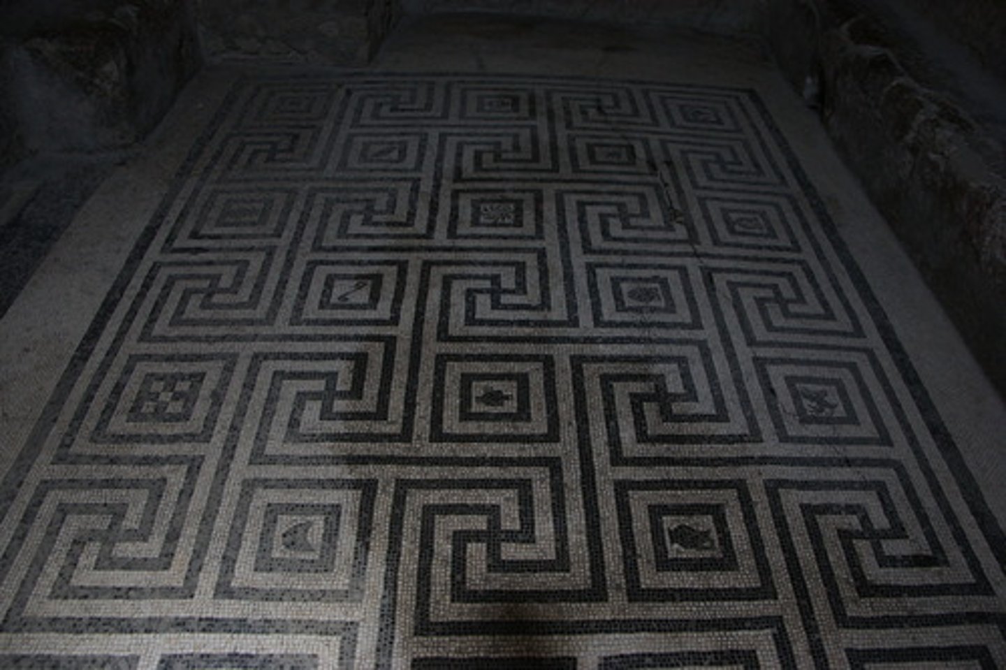 <p>resembling a maze in form or complexity</p>