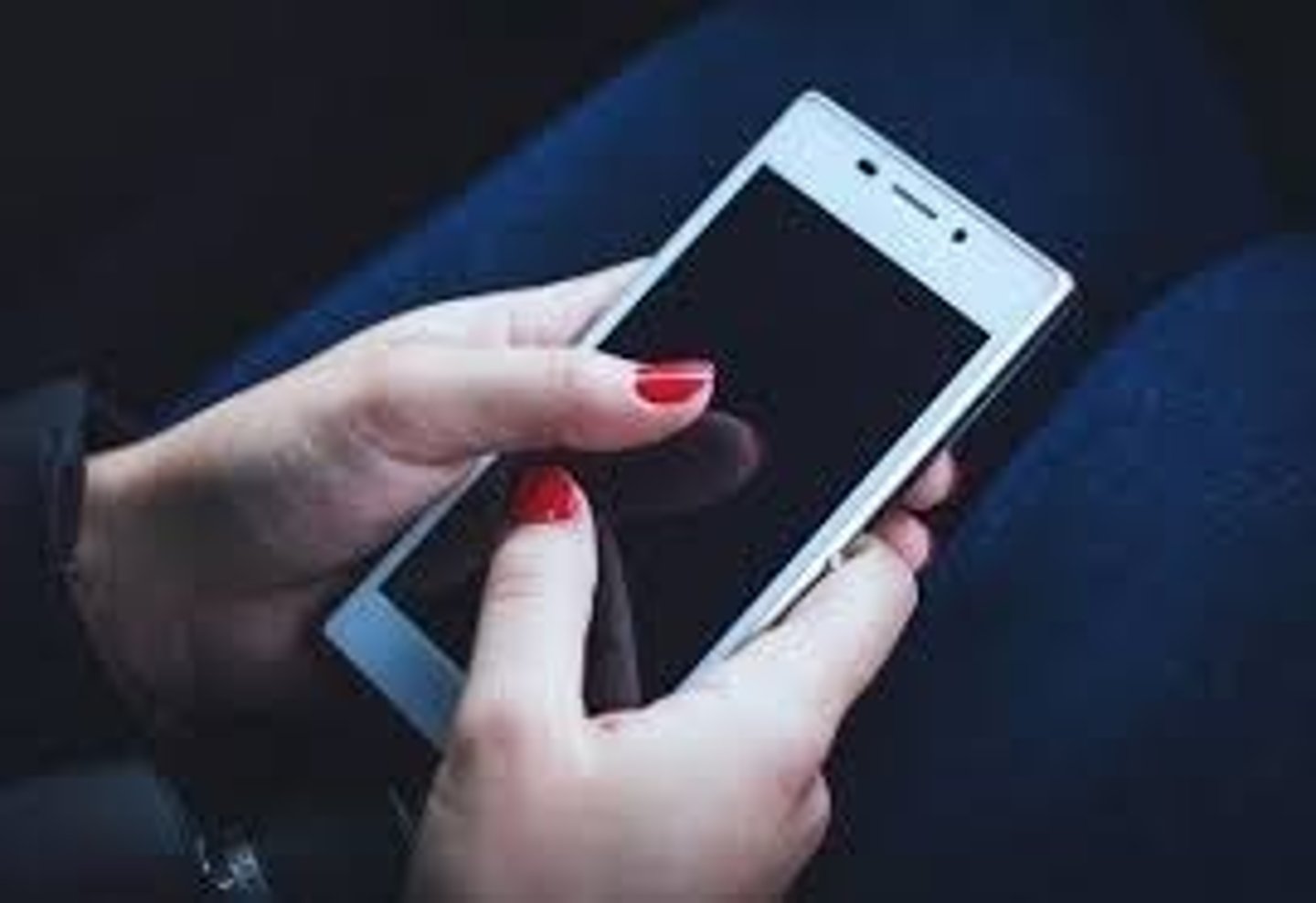 <p>Mi amigo ________ su celular (movil) mucho.</p>
