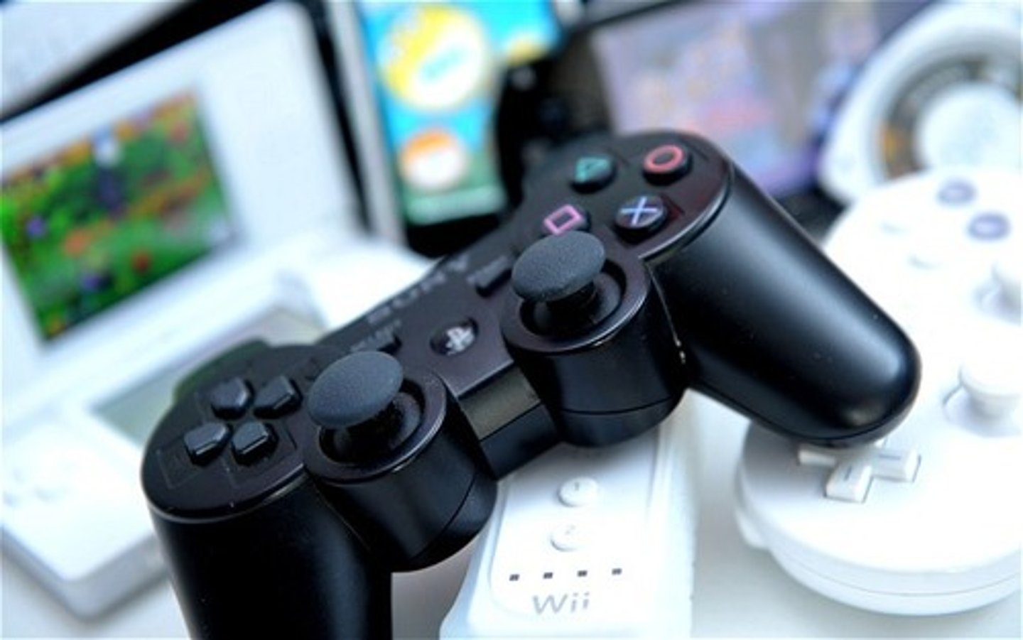 <p>(to play) video games</p>