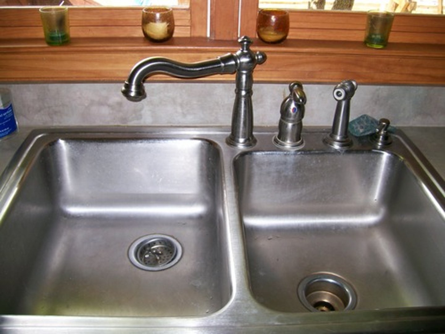 <p>a kitchen sink</p>