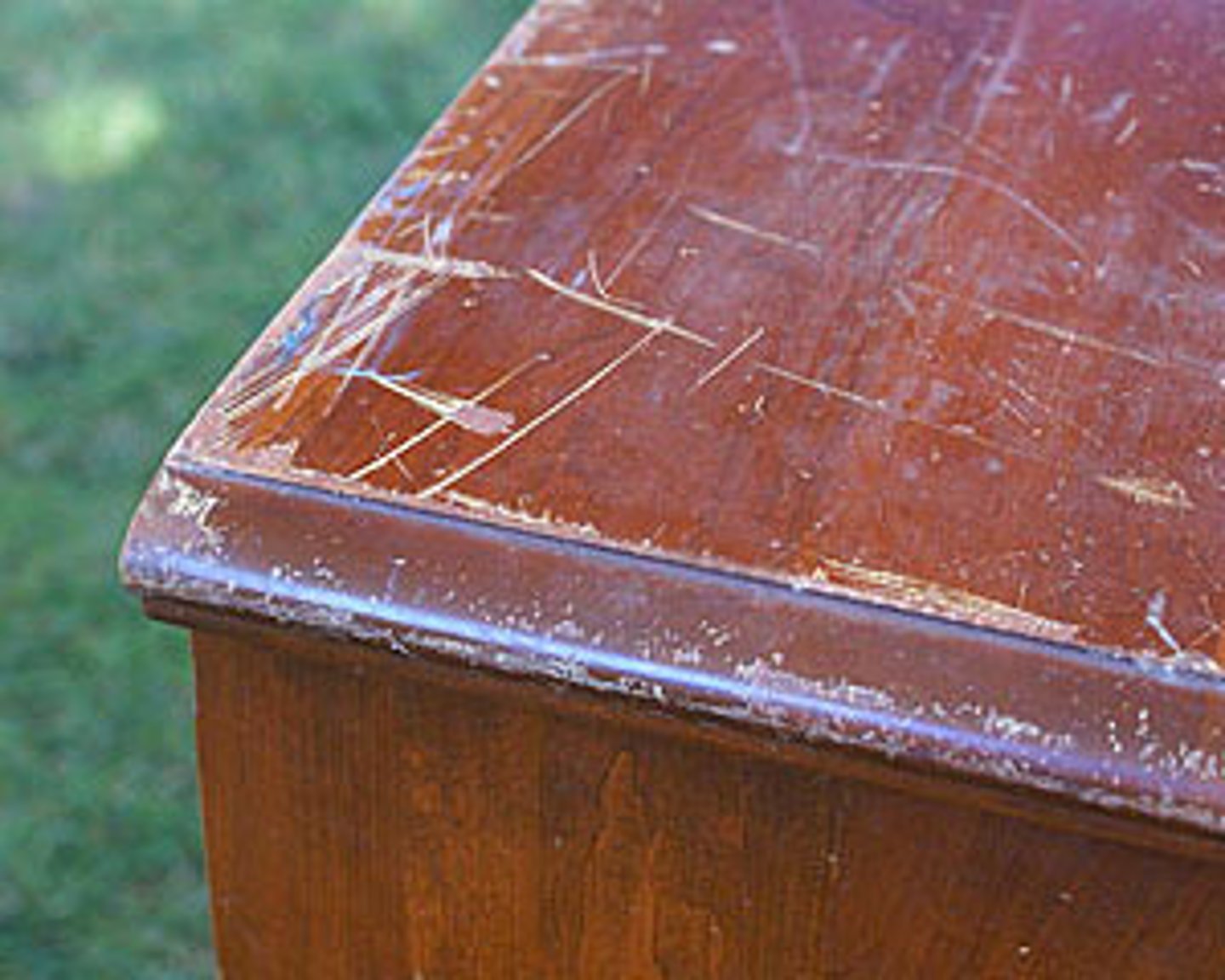 <p>(n)/(v) vết xước, trầy xước</p>