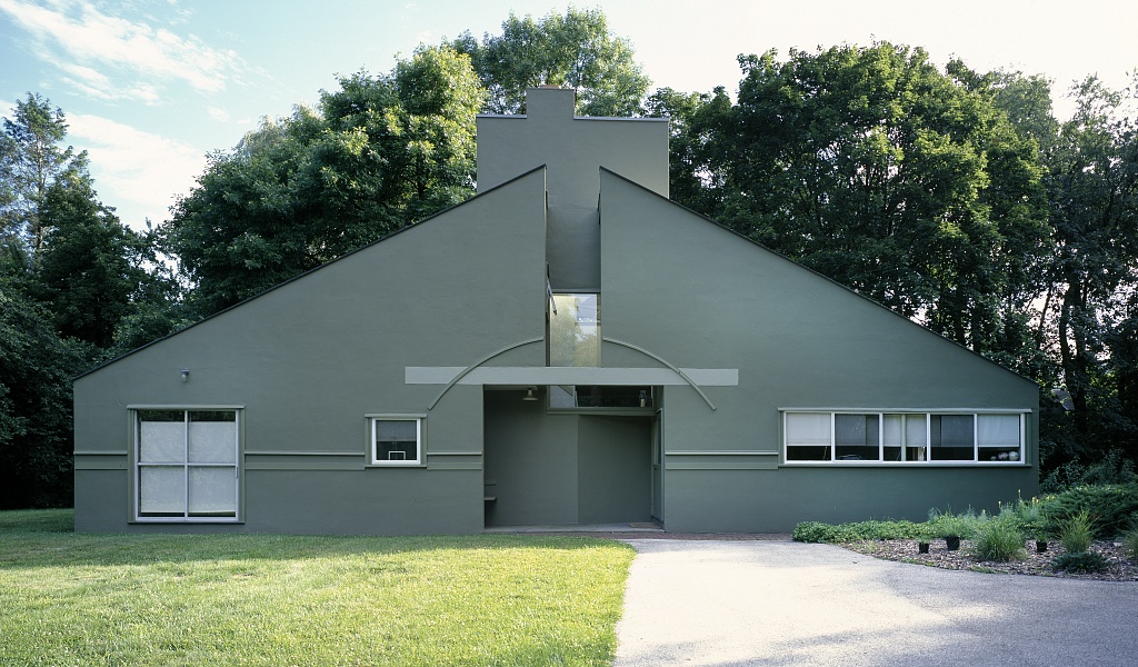 <ul><li><p>literal representation > reality</p><ul><li><p>like child’s drawing</p></li></ul></li><li><p>complex roof, complicated plan</p><ul><li><p>tight space in affordable house</p></li></ul></li><li><p>architecture reflects complex and contradictory tasks</p></li></ul><p></p>