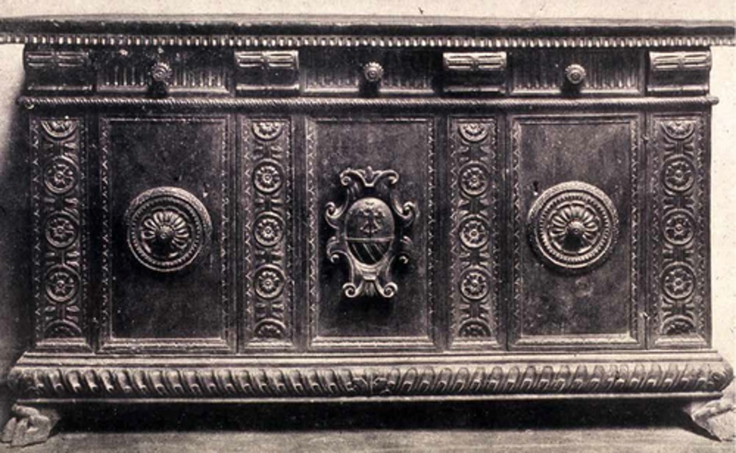 <p>a sideboard or cupboard often surmounted by drawers intended for the storage of linen, dishes and silverware in Italian Renaissance</p>