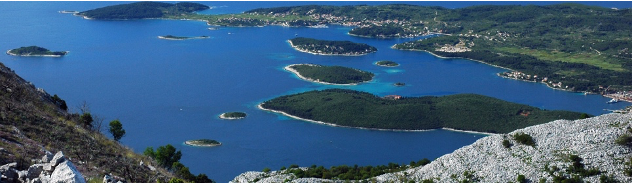<p>Formed on concordant coastlines.</p><p>Made up of offshore islands running parallel to coastline.</p><p>Tectonic activity folded the limestone into anticlines and synclines running parallel to the coast. As sea level rose, water flooded the valleys behind and overtopped the peaks of the mountains, leaving the islands (the peaks of the mountains)</p><p><span style="color: red">e.g. The Dalmatian Coast, Croatia</span></p>