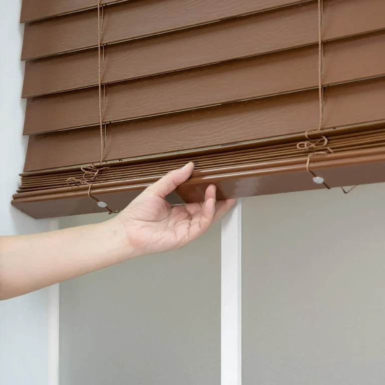 <ul><li><p>blinds that strip is made of wood </p></li></ul><p></p>