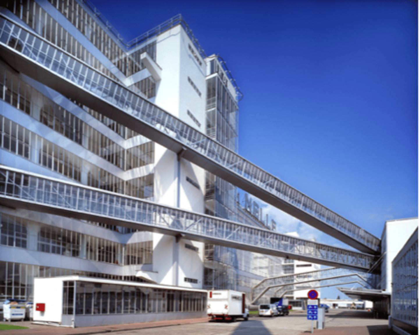 <p>INLEIDING</p><p>- aantal stappen vr productie bepaald aantal lagen, productieproces v boven nr onder en eindproduct via gangen boven weg nr stockageplek (form follow function)</p><p>- veel ramen = vreemd voor fabriek (plan libre door zware kolommen binnen)</p><p>- daylight factory = fabriek volledig gebaseerd op daglicht</p>