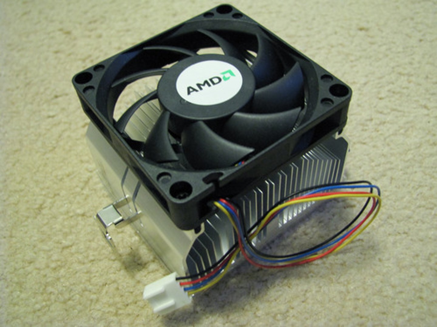 <p>A piece of metal, with cooling fins, that can be attached to or mounted on an integrated chip (such as the CPU) to dissipate heat.</p>
