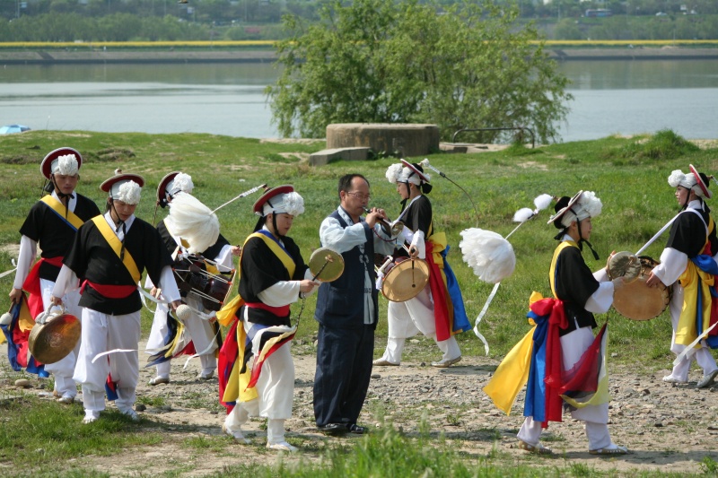 <p><strong>— — — —</strong> 혹은 <strong>풍물</strong>굿(간단히 <strong>풍물</strong>(風物))이란 꽹과리, 장구, 북, 징의 네 가지 악기(사물)와 나발, 태평소, 소고(버꾸라고도 함) 등의 악기를 기본 구성으로 하여 악기 연주와 몸동작 그리고 행렬을 지어 다채로운 집단적 움직임을 보여주는 진풀이 등을 모두 가리키는 말이다.</p>
