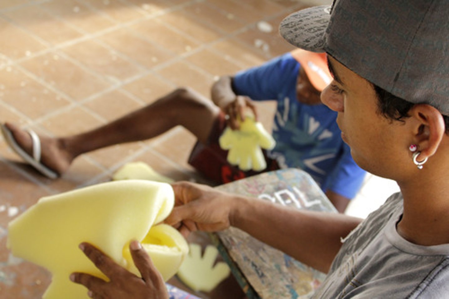 <p>producir de forma manual</p>