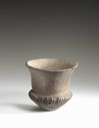 <p><span>tölcséres szájú edény</span></p>