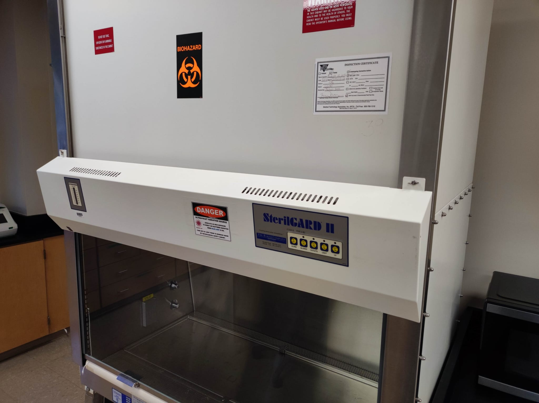 <p>laminar flow hood&nbsp;</p>