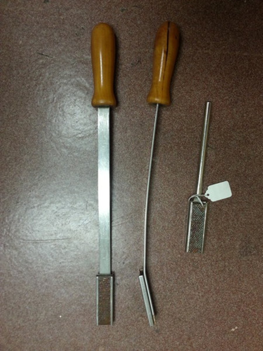 <p>Instrument used in the removal of enamel points and the smoothing, contouring, and leveling of dental arcades and incisors of equine and other farm animals.</p>