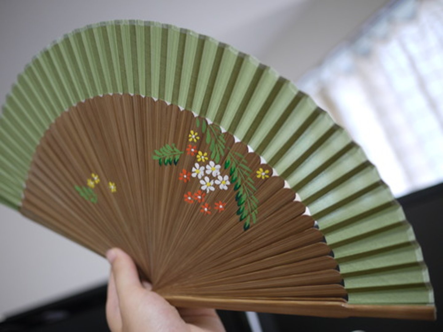 <p>shànzi (n.)- hand fan</p><p>一把扇子</p>
