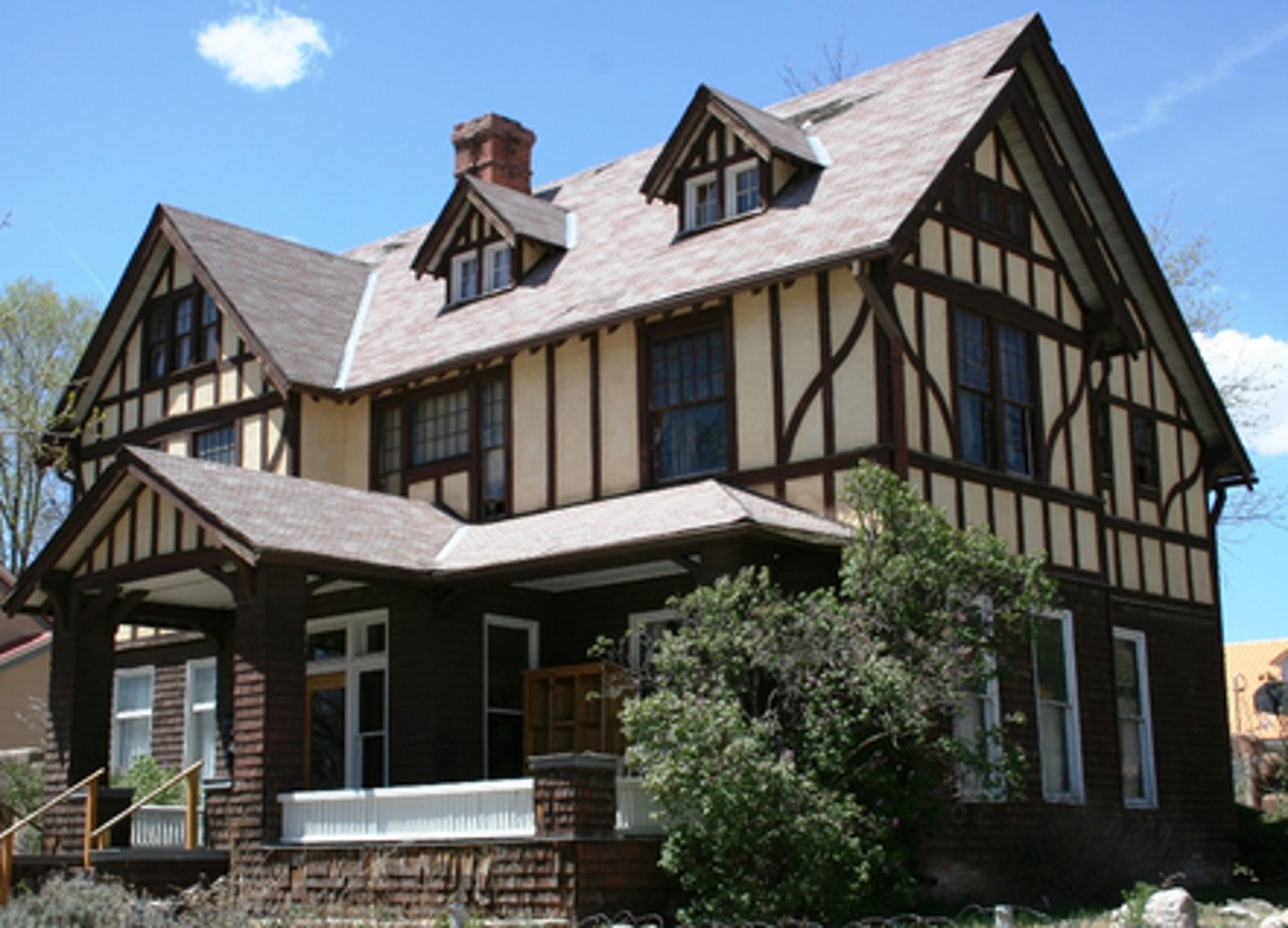 <p>Thatched roof, Casement windows(diamond-shaped glass panels with lead castings), masonry chimneys, elaborate doorways</p><p>OUR HOUSE! Or what it used to look like...</p>