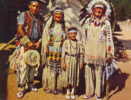 <p>un peuple autochtone d’Amérique du Nord qui habitait dans l’Est et le Sud-Est des États-Unis avant d’être forcé à se déplacer vers le plateau d’Ozark.</p>