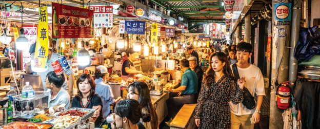 <p>맛집을 찾아 다니며 유명한 음식을 먹는 여행이에요.</p>