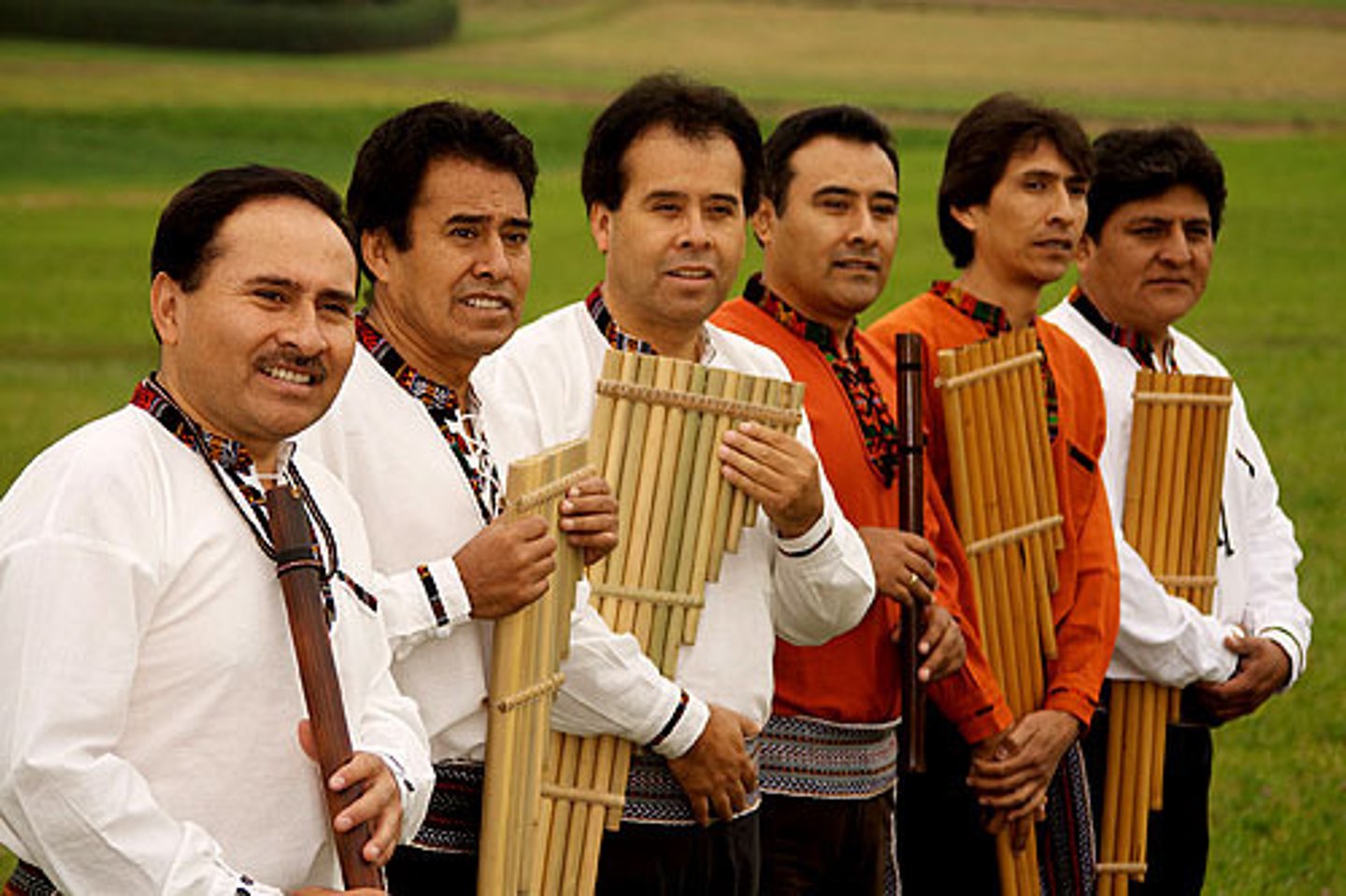 <p>thuộc về dân gian, truyền thống</p>