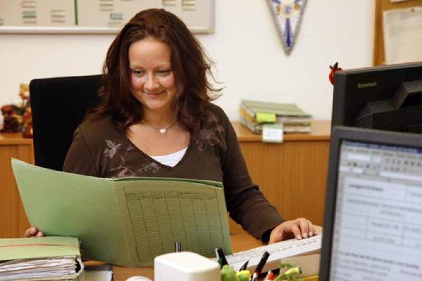 <p>nhân viên văn phòng</p>