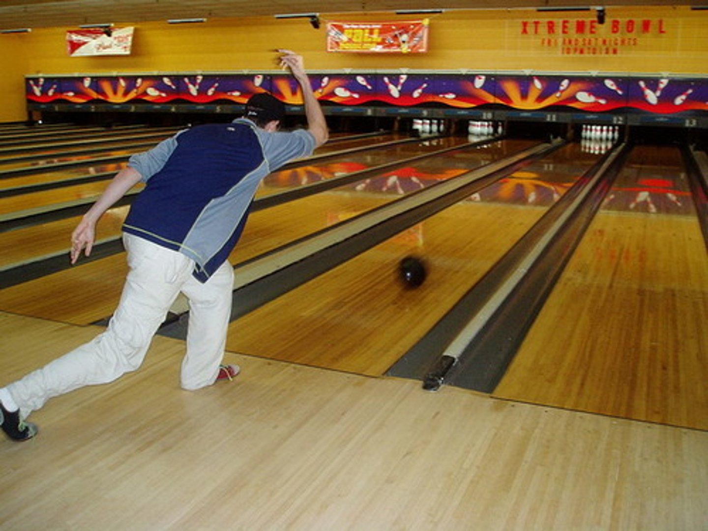 <p>bowling</p><p>(v) 볼링을 쳐다</p><p>난 볼링을 잘 못 쳐요</p><p>Tôi không giỏi ném bowling</p>