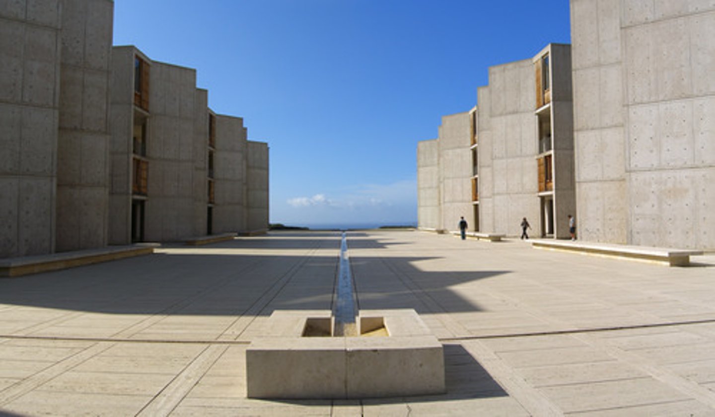 <p>1901-1974 : Invloedrijke architect binnen het monumentaal formalisme (brutalisme). Zette zich af tegen de "zielloze witte dozen" van het modernisme. Streefde naar 'architecture parlante'.</p>