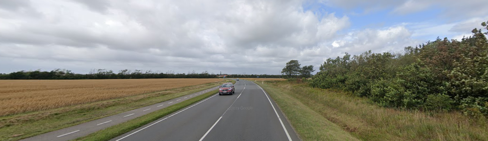 <p>Long white outside lines on run with small slit gaps, very flat landscape and drier than other Nordic countries</p>