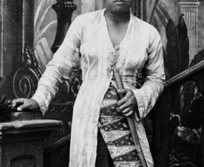 <ul><li><p>worn over the kemben, adoption of Islamic values</p></li><li><p>upper garment</p></li></ul><p></p>
