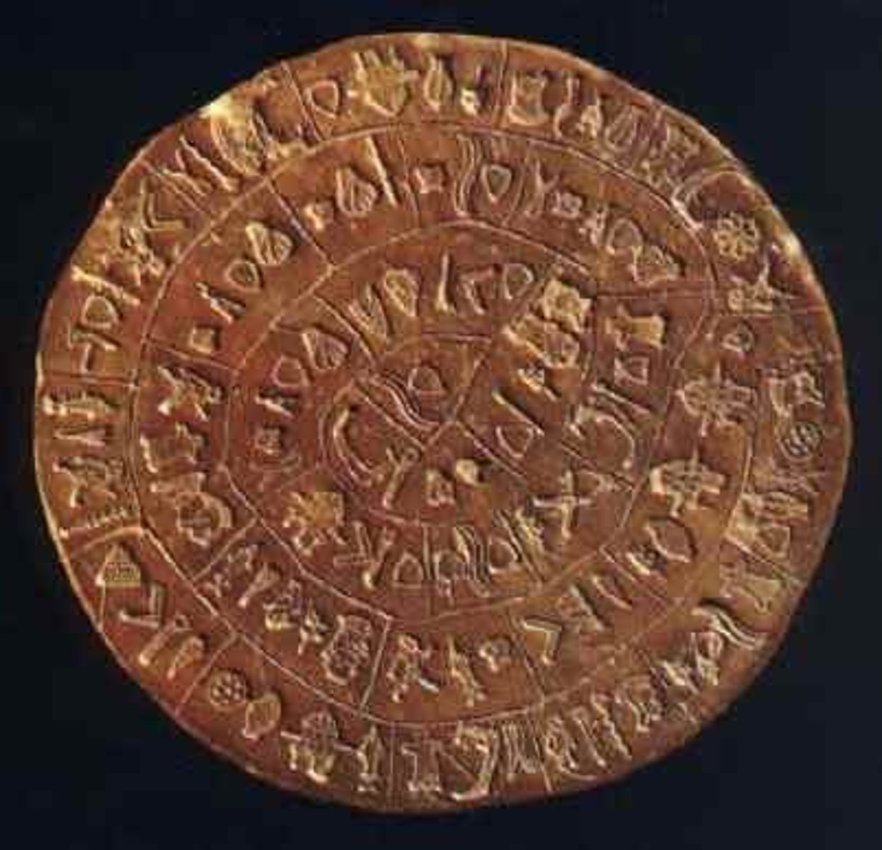 <p>Fired clay object from the Middle Bronze Age (ca. 1700 BCE); features spiral pictographs; represents an early writing experiment; possibly ritual use; unique movable-type stamping.</p>