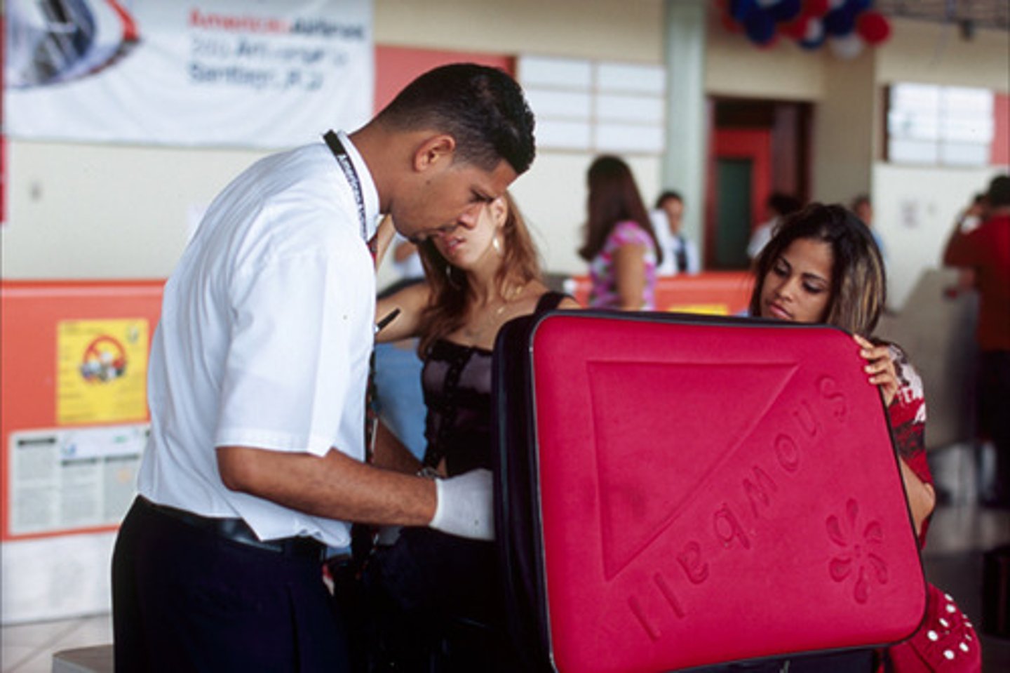 <p>to inspect, to search (luggage)</p>