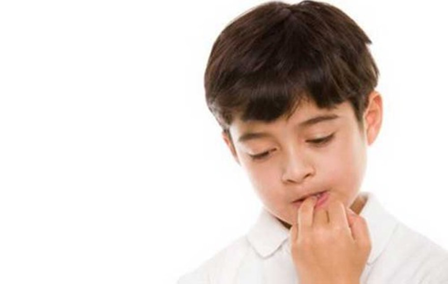 <p>cắn móng tay</p>