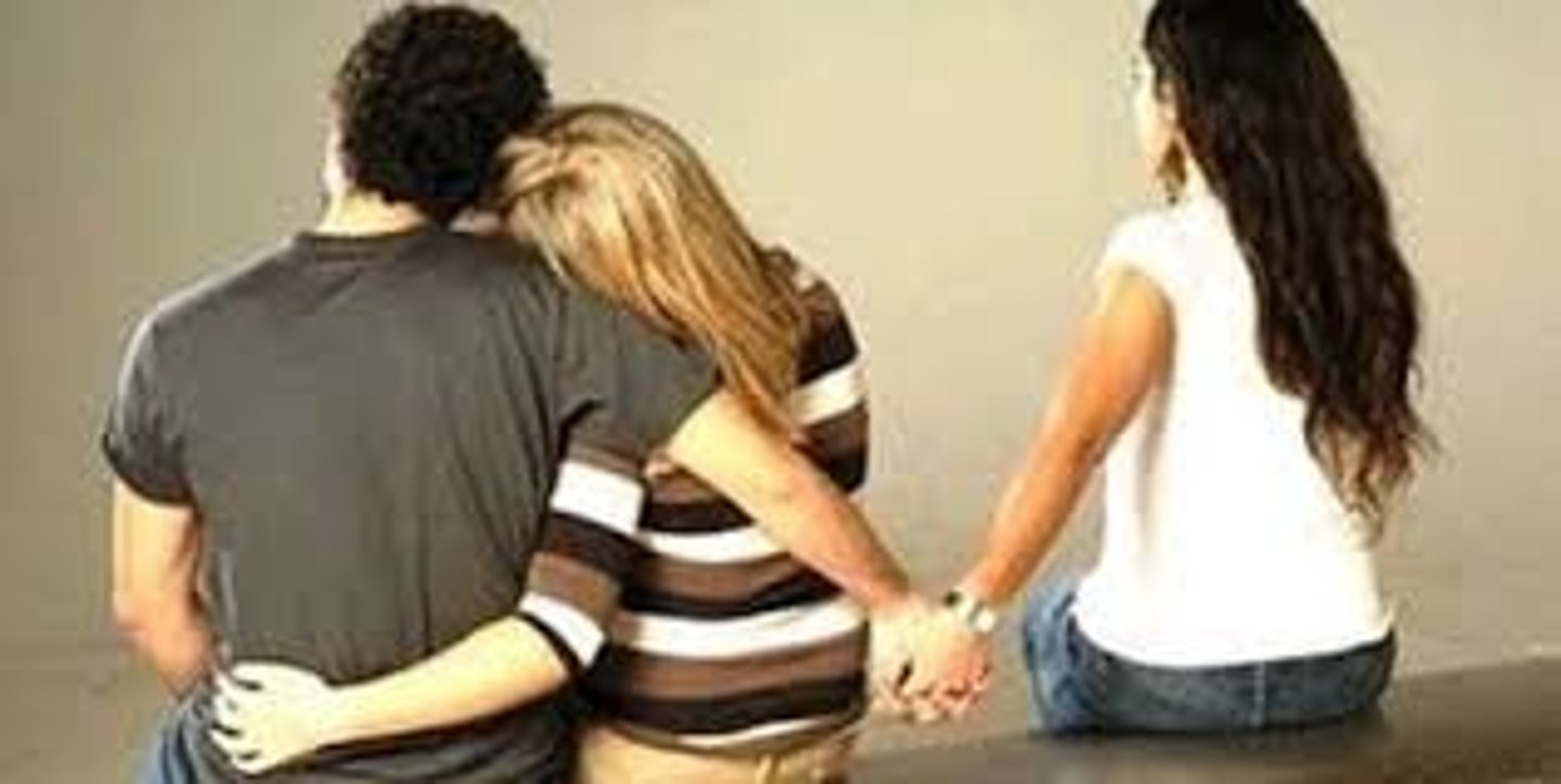 <p>(idm.) ngoại tình với ai</p><p>1. Ngoại tình / Có quan hệ lén lút</p><p>Cụm này dùng để chỉ việc một người (thường là đã kết hôn hoặc có người yêu) có mối quan hệ tình cảm bí mật với người khác.</p><p>Ví dụ: "He was fired after it was discovered he was having an affair with his boss."</p><p>(Anh ta đã bị đuổi việc sau khi bị phát hiện có quan hệ lén lút với sếp của mình.)</p><p>Phân biệt một chút:</p><p>Cheat on sb: Nhấn mạnh vào hành động phản bội (có thể chỉ là một lần lầm lỡ).</p><p>Have an affair with sb: Nhấn mạnh vào một mối quan hệ kéo dài và bí mật.</p>