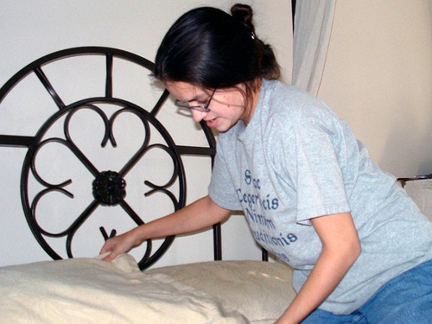 <p>Yo ___ la cama.</p>
