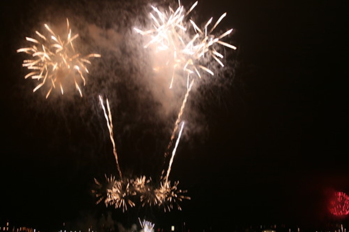 <p>(v) tan biến, xua tan, làm tiêu tan</p><p>ex:</p><p>- The fog slowly dissipated as the sun rose.</p><p>- She managed to dissipate their fears.</p>