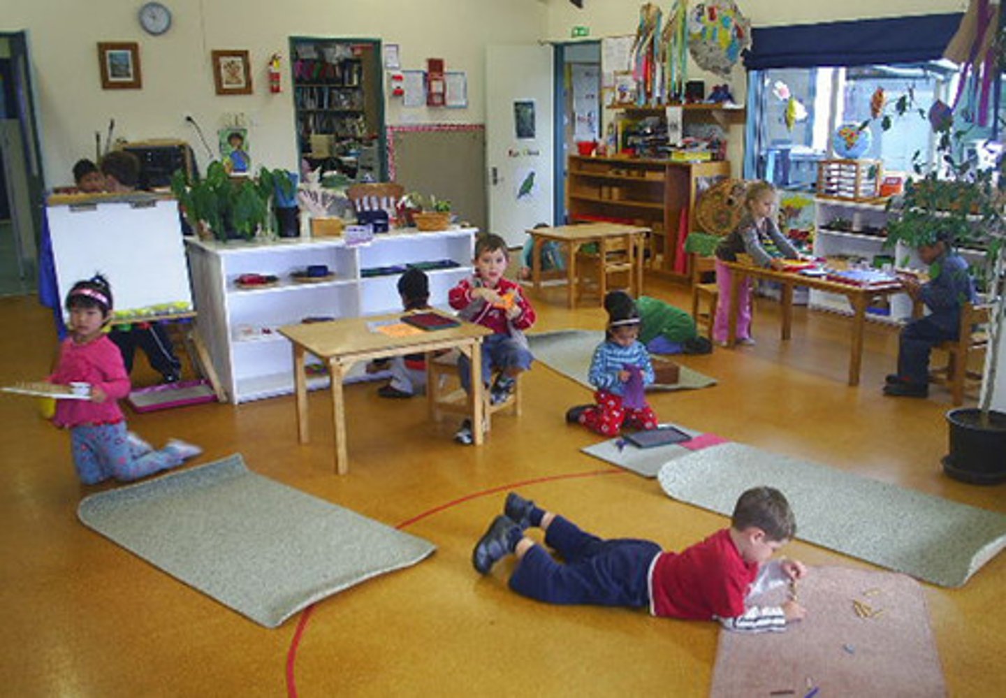 <p>a method of education based on self-directed activity and collaborative play</p>