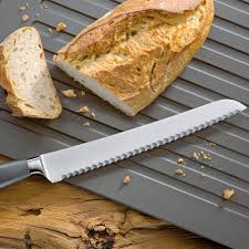 <p>ein langes Messer zum Schneiden von Brot. Es hat einen speziellen Wellenschliff.</p>
