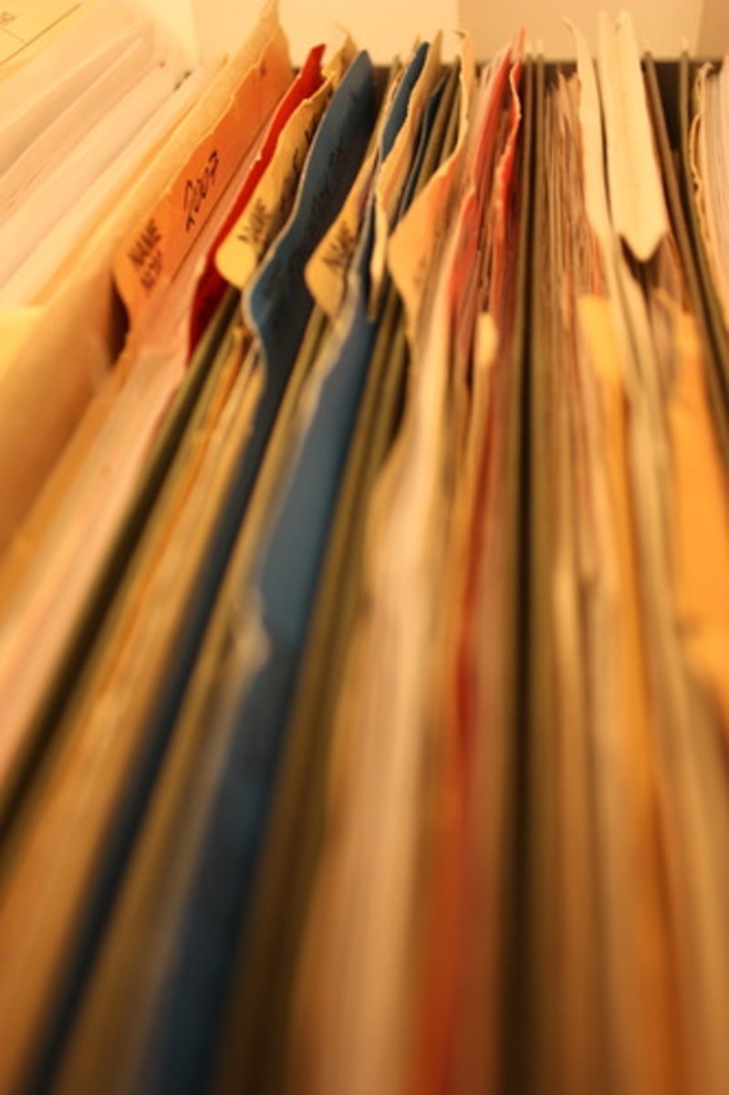 <p>Any of several different types of container used to store papers, letters, and other documents in an ordered way, especially in an office</p><p>(In 1982, the management ordered the deletion of all computer ...........s on this subject)</p><p>(NOUN) Hồ sơ, tài liệu</p>