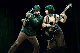 <p>Personne qui joue ou qui chante une partie dans un duo.</p>