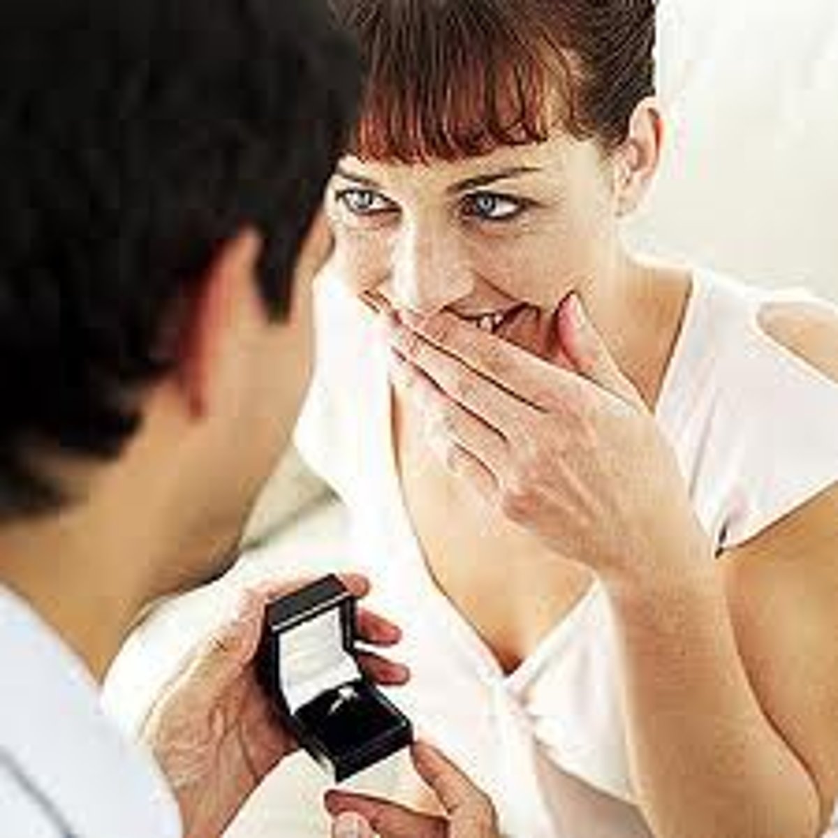 <p>/bɪˈtroʊð/ Hứa hôn, đính hôn</p>